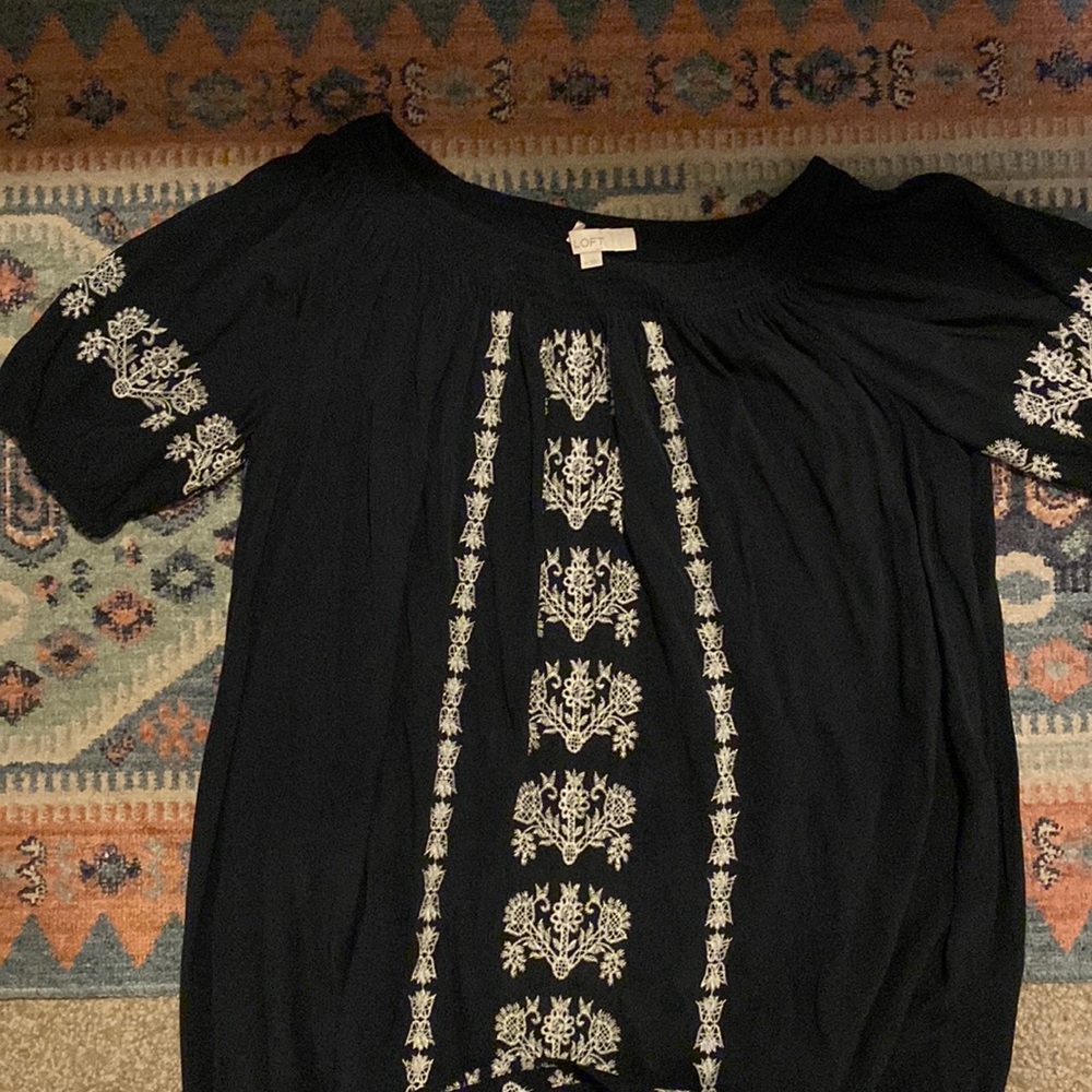 Loft of the shoulder embroidered below knee dress